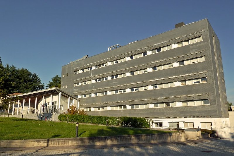Sede Via J.H. Dunant 3 - Varese Edificio con porticato, prato