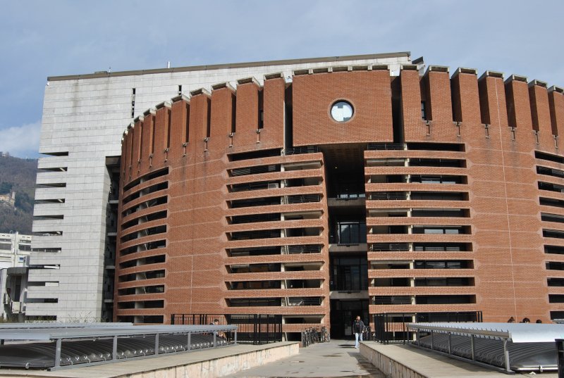 Edificio "Torre", via Valleggio - Como Edificio grigio e mattoni rossi, vialetto d'ingresso